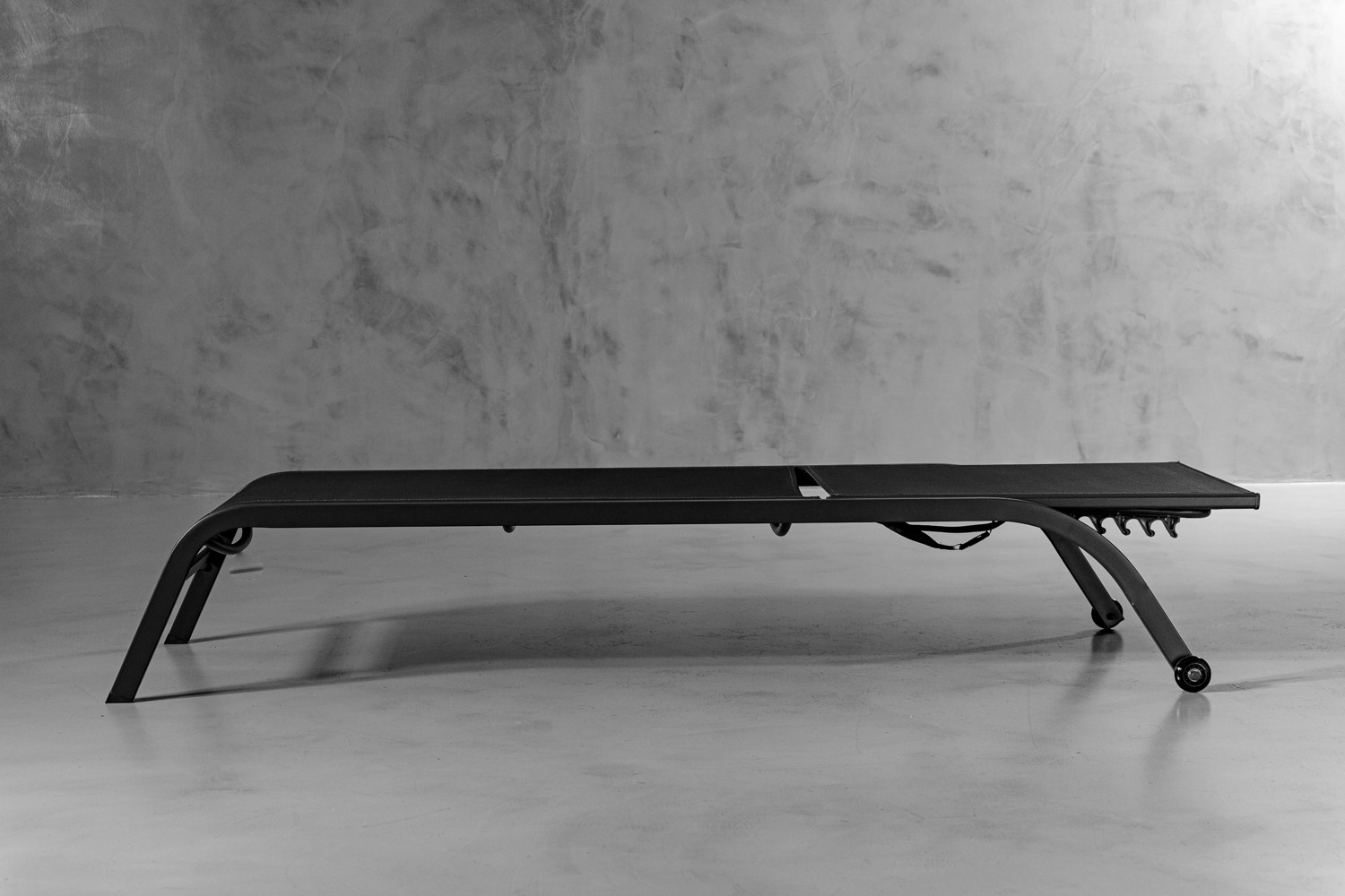 Zaiden Pool Lounger Charcoal Cielo